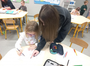 Licealiści czytają przedszkolakom