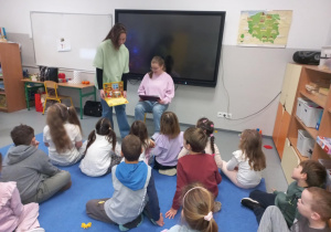 Licealiści czytają przedszkolakom