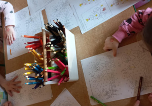 Licealiści czytają przedszkolakom