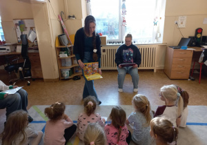 Licealiści czytają przedszkolakom