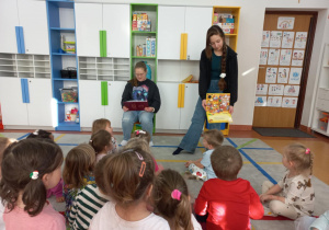 Licealiści czytają przedszkolakom