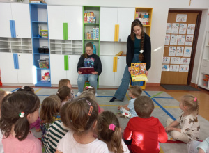 Licealiści czytają przedszkolakom