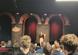 Młodzież na spektaklu Hejter