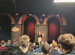 Młodzież na spektaklu "Hejter"