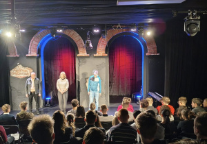 Młodzież na spektaklu Hejter