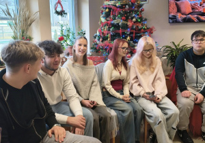 Uczniowie ze świąteczną wizytą w Dziennym Domu Pomocy Społecznej w Wiśniowej Górze