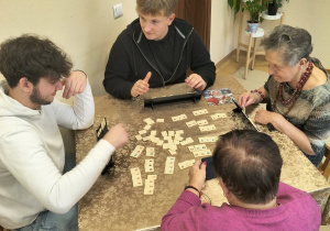 Uczniowie ze świąteczną wizytą w Dziennym Domu Pomocy Społecznej w Wiśniowej Górze