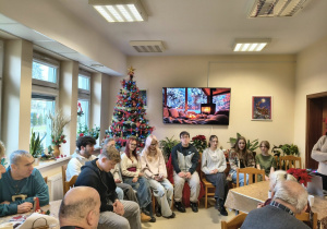 Uczniowie ze świąteczną wizytą w Dziennym Domu Pomocy Społecznej w Wiśniowej Górze