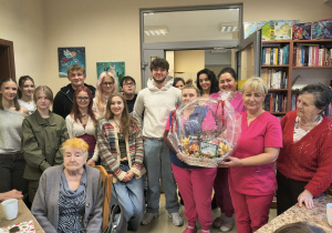 Uczniowie ze świąteczną wizytą w Dziennym Domu Pomocy Społecznej w Wiśniowej Górze