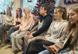 Uczniowie ze świąteczną wizytą w Dziennym Domu Pomocy Społecznej w Wiśniowej Górze