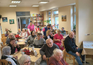 Uczniowie ze świąteczną wizytą w Dziennym Domu Pomocy Społecznej w Wiśniowej Górze