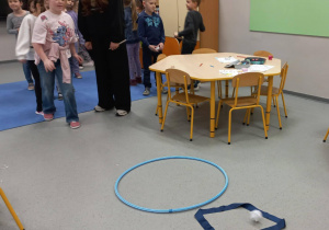 Licealiści czytają przedszkolakom