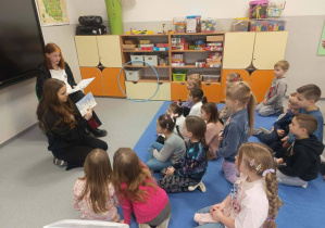 Licealiści czytają przedszkolakom