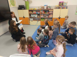 Licealiści czytają przedszkolakom