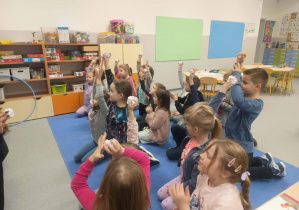 Licealiści czytają przedszkolakom