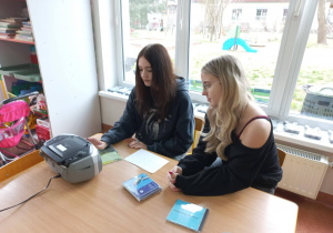 Licealiści czytają przedszkolakom