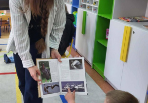 Licealiści czytają przedszkolakom