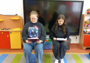 Licealiści czytają przedszkolakom