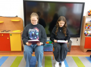 Licealiści czytają przedszkolakom