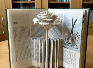 Upcykling w bibliotece, czyli papierowe cuda z makulatury