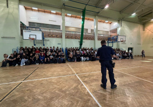 Spotkanie klas pierwszych i drugich z funkcjonariuszami Komendy Powiatowej Policji powiatu Łódzkiego Wschodniego