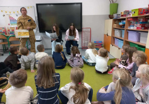 Licealiści czytają przedszkolakom