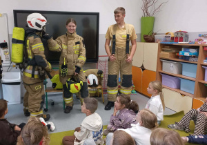 Licealiści czytają przedszkolakom