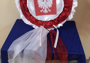 Kokarda narodowa z godłem Polski