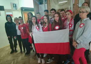 Klasa II a gimnazjum z wychowawcą klasy i dyrektor Dorotą Salską w barwach narodowych