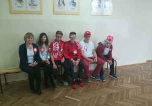 Gimnazjaliści ubrani w barwy narodowe w obecności dyrektor p.Doroty Salskiej
