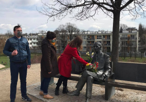Przedstawiciele szkoły składają kwiaty przy pomniku Jana Karskiego.