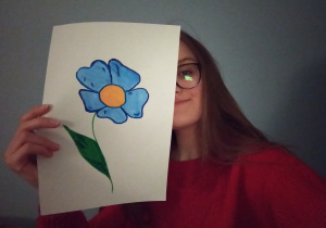Uczennica z niebieskim kwiatkiem