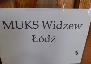 Napis MUKS Widzew Łódź .
