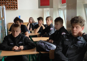 Młodzież klas mundurowych uczestnicząca w warsztatach.