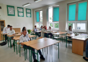 Licealiści podczas uroczystości zakończenia roku szkolnego 2020/2021
