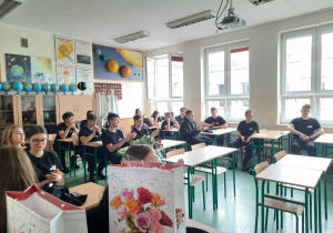 Licealiści podczas uroczystości zakończenia roku szkolnego 2020/2021