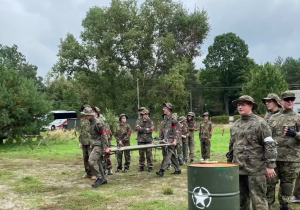 Klasa Ib podczas zajęć militarnych