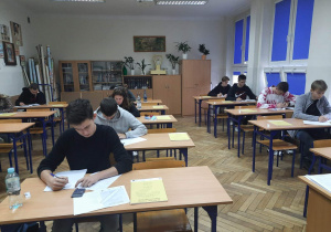 Młodzież klas maturalnych podczas pisania próbnej matury