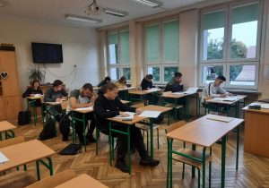 Młodzież klas maturalnych podczas pisania próbnej matury