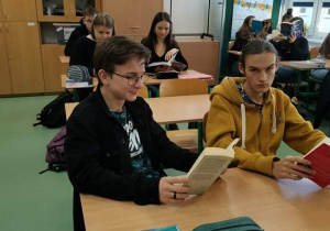 Dyrekcja, nauczyciele i uczniowie Karskiego czytają na przerwach
