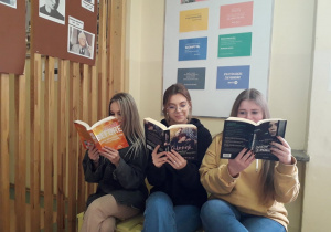 Dyrekcja, nauczyciele i uczniowie Karskiego czytają na przerwach