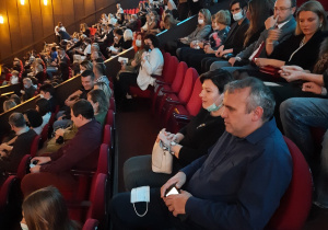 Uczniowie, rodzice i nauczyciele na spektaklu "Grek Zorba"
