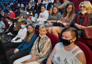 Uczniowie, rodzice i nauczyciele na spektaklu "Grek Zorba"