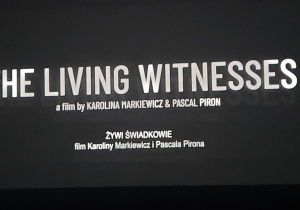 Uczniowie na premierze filmu „The Living Witnesses”