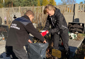 Uczniowie Karskiego sprzątają cmentarne groby