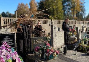 Uczniowie Karskiego sprzątają cmentarne groby