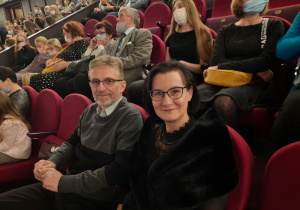 Uczniowie, rodzice i nauczyciele w Teatrze Wielkim w Łodzi.