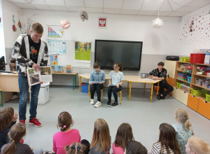 Licealiści czytają przedszkolakom