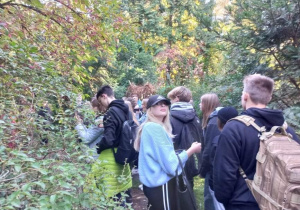 Uczniowie naszego liceum w otoczeniu przyrody. Arboretum w Rogowie