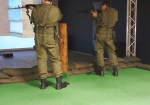 Uczniowie klasy wojskowej na zawodach strzeleckich